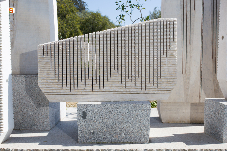 soggetto assente (scultura) di Sciola Pinuccio (secc. XX/ XXI)