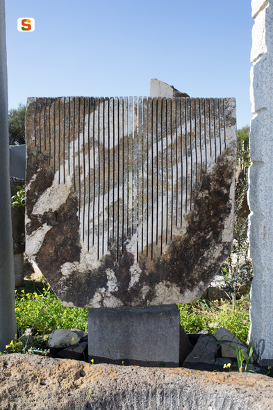 soggetto assente (scultura) di Sciola Pinuccio (secc. XX/ XXI)