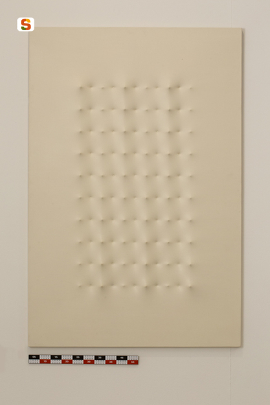 Superficie bianca (opera cinetico-visuale) di Castellani Enrico (sec. XX)