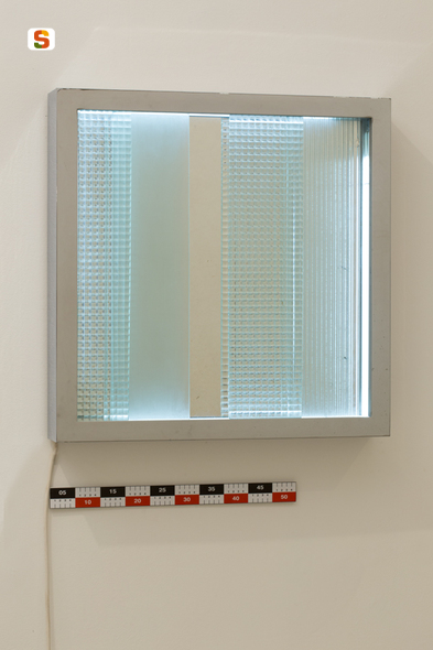 Cronotopo, specchio provvisto di illuminazione (installazione ambientale) di Vigo Nanda (sec. XX)