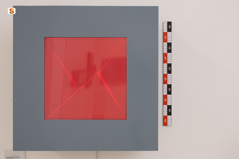 Dimensioni virtuali, dinamismo di un solido geometrico virtuale (opera cinetico-visuale) di De Vecchi Gabriele (sec. XX)