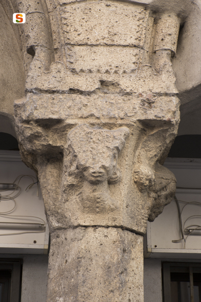 motivi decorativi vegetali (capitello) (sec. XIV)